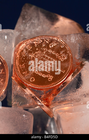 Eingefrorenen Vermögenswerte Münze Geld Bar in Eis Block finanzielle Einfrieren-Konzept Stockfoto