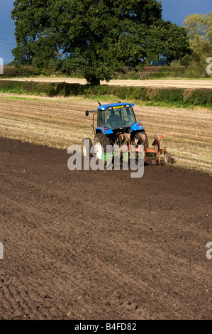 Pflügen auf einem Stoppelfeld bereit, Gerste mit einem New Holland Traktor UK zu Pflanzen Stockfoto