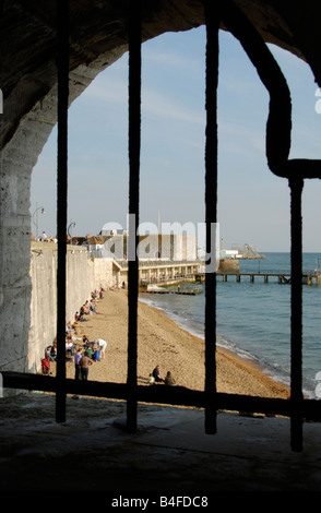 Blick entlang der Strandpromenade durch Eisenstangen Befestigungsanlagen Old Portsmouth Hampshire England Stockfoto