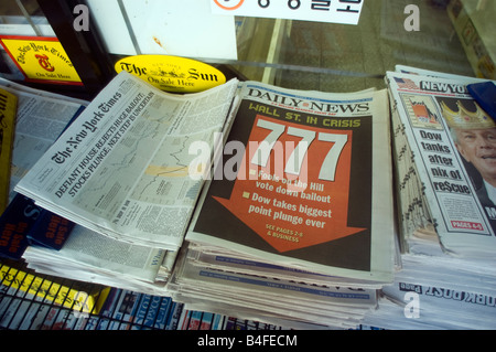 Schlagzeilen auf Dienstag, 30. September 2008 verkünden der Vortag s 777 Punkt fallen des Dow Jones Industrial average Stockfoto