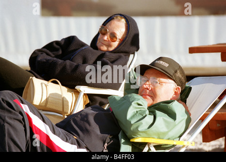 Ältere Paare auf den Liegestühlen an der Ostsee in Leba, Polen Stockfoto