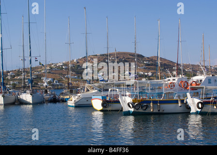 Angelboote/Fischerboote und Luxusyachten vor Anker in Paros Stadt Hafen Insel Paros Kykladen Ägäis Griechenland Stockfoto