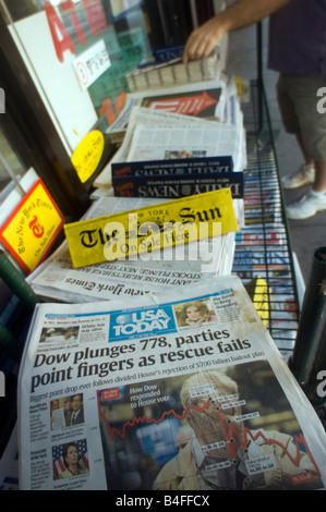 Schlagzeilen auf Dienstag, 30. September 2008 verkünden der Vortag s 777 Punkt fallen des Dow Jones Industrial average Stockfoto