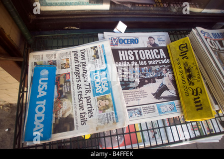 Schlagzeilen auf Dienstag, 30. September 2008 verkünden der Vortag s 777 Punkt fallen des Dow Jones Stockfoto