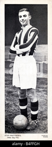 Stanley Matthews die Assistenten von dribbeln und England Fußball-Legende in seinen frühen Tagen bei Stoke City FC in den 1930er Jahren Stockfoto