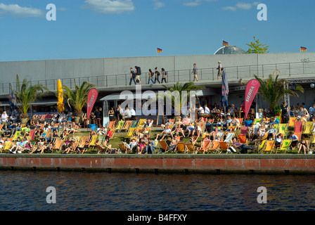 "Strand" in Berlin am Ufer der Spree in der Nähe des Bundeskanzleramtes überfüllt Stockfoto
