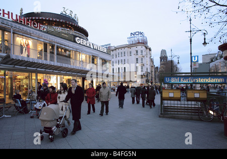 Fußgänger auf dem Kurfürstendamm, Berlin, Deutschland Stockfoto