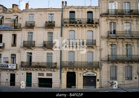 Typische Apartmentgebäude aus dem 19. Jahrhundert mit Balkon in Montpellier, Südfrankreich. Stockfoto