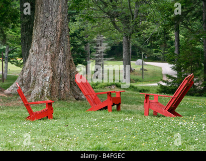 Rote Adirondack Stühle an große Lager Sagamore, New York State Stockfoto