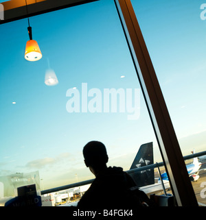 Blick aus Fenster auf geparkte Flugzeug am Heathrow Airport London England Stockfoto