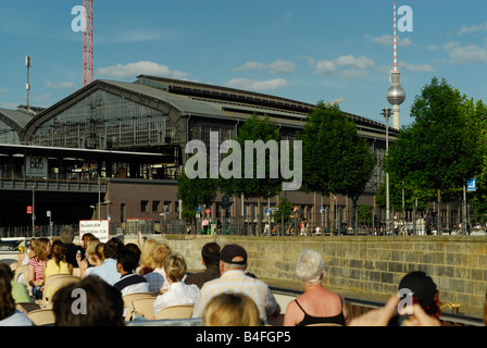 Bahnhof Berlin Friedrichstraße aus Spree entlang, Berlin, Deutschland Stockfoto