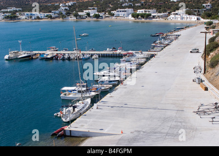 Luftbild der neuen EU finanzierten Hafen von Platis Gialos auf Insel Sifnos mit Bucht Kykladen Ägäis Griechenland Stockfoto