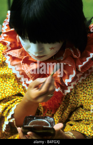 Clown-Künstler setzen auf Make-up Stockfoto