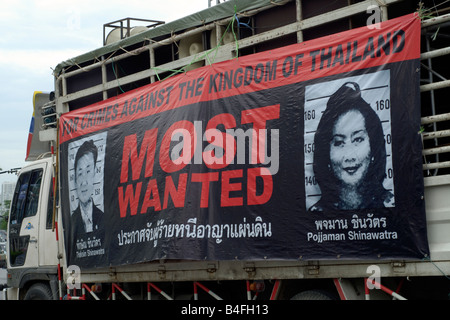 Plakat der Menschen s Bündnis für Demokratie fordert Bestrafung von Shinawatra Thaksin und andere Politiker Bangkok Septemb Stockfoto