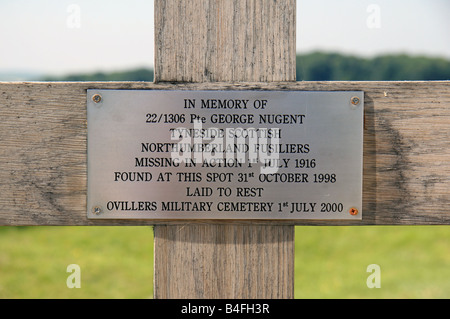 Nahaufnahme des Denkmals für Pte George Nugent (MIA 1. Juli 1916) deren Leiche, in der Nähe des Kraters im Oktober 1998 gefunden wurde. Stockfoto