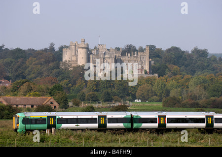 Ein südliche Eisenbahn Zug vorbeifährt Arundel Castle in West Sussex UK Stockfoto