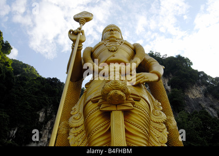 RIESIGE IDOL VON SUBRAMANYA AM EINGANG DES BATU-HÖHLEN IN KUALA LUMPUR MALAYSIA Stockfoto