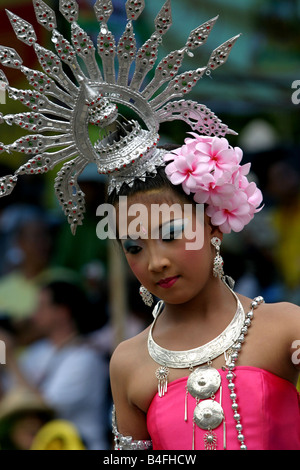 Traditionelle Thai Dancer während einer Prozession markiert den Beginn der buddhistischen Fastenzeit. Stockfoto