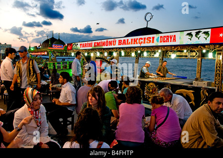 Restaurant Terrasse Boote Goldene Horn Brücke am Wasser verkaufen heiße Makrele Fisch Sandwiches Balik Ekmek Eminonu Stockfoto