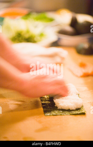 Sushi-Koch bereitet Roll indem Reis auf Algen Edomasa Restaurant Santa Barbara Kalifornien Stockfoto