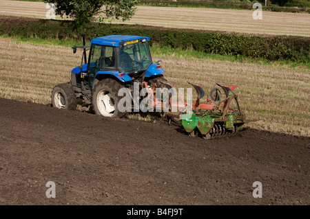 Pflügen auf einem Stoppelfeld bereit, Gerste mit einem New Holland Traktor UK zu Pflanzen Stockfoto