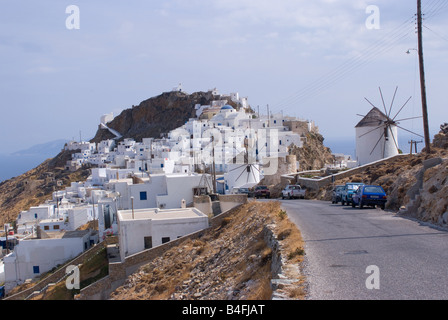 Alten weißen Windmühlen und Chora Stadt am Hang Serifos Insel Kykladen Ägäis Griechenland Stockfoto