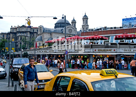 Taksim Square Istanbul Istiklal Caddesi Beyoglu shopping street Viertel taxi Stockfoto