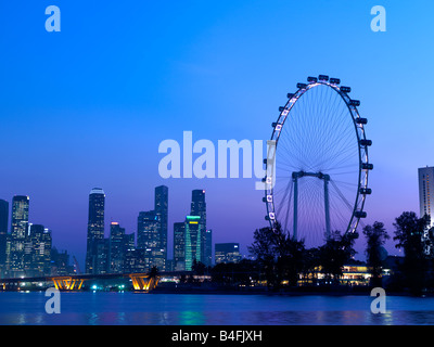 Singapurs Skyline und dem Singapore Flyer von Marina Bay gesehen. Stockfoto