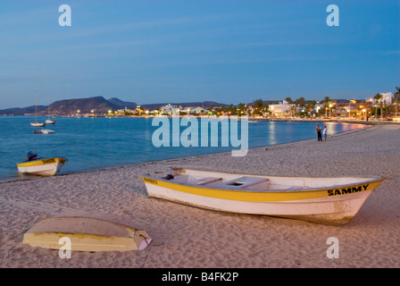 Menschen, Boote am Strand am Malecon, Sonnenuntergang in La Paz, Baja California Sur, Mexiko Stockfoto