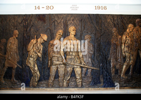 Eine Bronze Panel, die South African National Memorial Darstellung Südafrikas Erfahrungen im ersten Weltkrieg im Delville Wood. Stockfoto