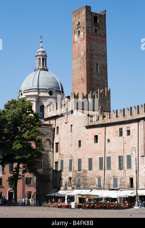 Der Torre della Gabbia und die Kuppel der Kirche von Sant Andrea, Piazza Sordello, Mantua (Mantova), Lombardei, Italien Stockfoto