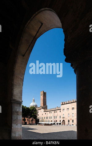 Torre della Gabbia und Kuppel der Kirche von Sant Andrea vom Palazzo Ducale, Piazza Sordello, Mantua, Lombardei, Italien Stockfoto