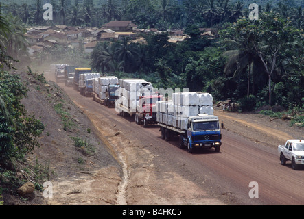 LKW-Konvoi mit Mining Equipment auf dem Weg zur Baustelle in Ghana, Westafrika. Stockfoto