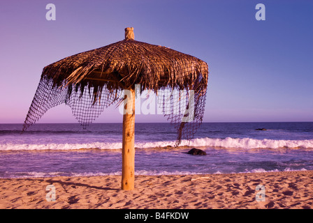 Palapa am Strand bei Sonnenuntergang in der Nähe von Punta Gorda in Baja California Sur, Mexiko Stockfoto