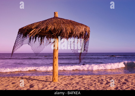 Palapa am Strand bei Sonnenuntergang in der Nähe von Punta Gorda in Baja California Sur, Mexiko Stockfoto