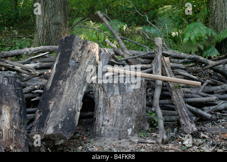 Maul auf Baumstumpf verwendet, um Brennholz zu Spalten aufteilen Stockfoto