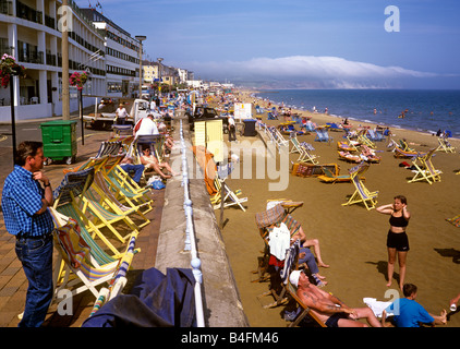 UK England Isle Of Wight Shanklin Strand Menschen in Liegestühlen Stockfoto