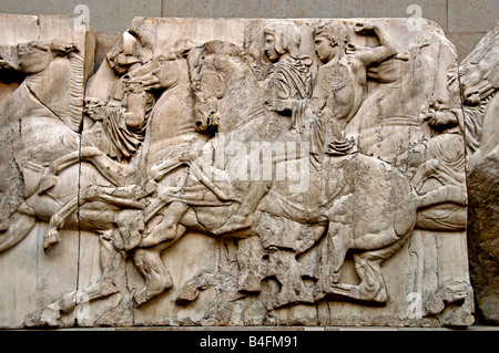 Reliefblock aus altgriechischem Marmor aus dem Nordfries des Parthenon, der temperamentvolle junge Reiter bei der panathenaischen Kavallerie-Prozession darstellt, Stockfoto