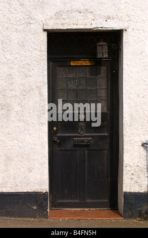 Teil verglaste schwarze Tür und weiß gerendert Wand des Hauses UK Stockfoto