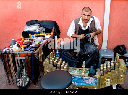 Istanbul Istiklal Caddesi Beyoglu shopping street Viertel Glanz junge Schuhputzer Stockfoto