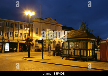 Stadt von Ripon, England. Nachtansicht der Kutscher Unterschlupf am Ripon Marktplatz mit dem Rathaus aus dem 18. Jahrhundert Ripon. Stockfoto