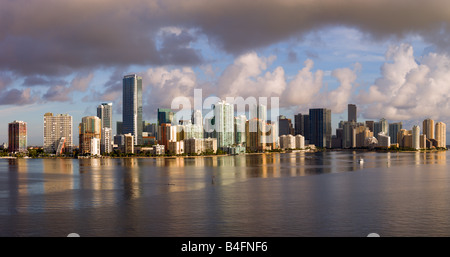 Dramatische Panoramablick auf die Innenstadt von Miami Bayfront. Stockfoto