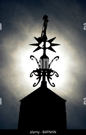 Stadt von Ripon, England. Silhouette Blick auf das Ripon Wappen auf dem frühen 18. Jahrhundert Obelisk auf dem Marktplatz. Stockfoto