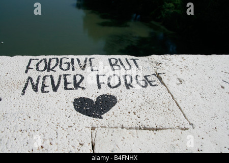 Liebe Herz Graffiti gemalt auf Brücke Wand, Rom Stockfoto