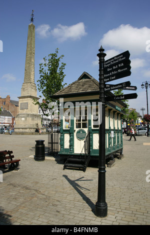 Stadt von Ripon, England. Touristische Richtung Zeichen auf dem Marktplatz mit dem Kutscher der Zuflucht und der Obelisk im Hintergrund. Stockfoto