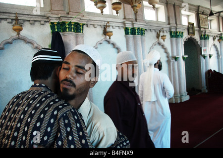 Zwei Muslime umarmen einander anlässlich Eid, Moschee, Kathmandu Nepal Stockfoto