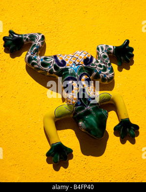 Mexikanische Keramik Frosch auf gelbe Wand Guanajuato Mexiko Stockfoto