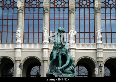 Ungarn Budapest Pest Brunnen am Roosevelt Terrasse der Pesti Vigado Pest Concert Hall im Hintergrund Stockfoto