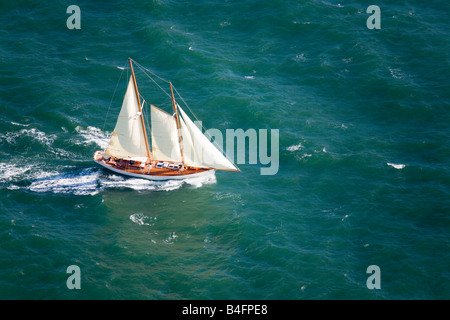 Luftaufnahme einer Yacht auf dem Meer. Stockfoto