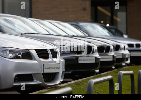 Reihe von BMW Autos zum Verkauf Händler Vorplatz Stockfoto